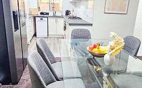 Queen Of The Desert Villa 2 Bedrooms - Sleeps 4 Guests